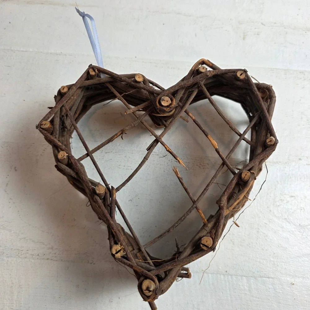 CLEARANCE 💲6️Heart Shaped Woven Grapevine Wall Basket Brown Twig Farmhouse 7.5